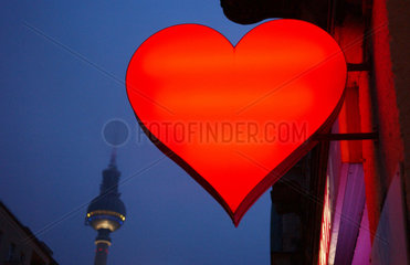 Berlin  Leuchtreklame eines Sexshops  im Hintergrund der Fernsehturm