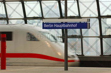 Berlin  ICE im Hauptbahnhof / Lehrter Bahnhof
