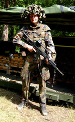 Truppenuebung der Bundeswehr  Soldat in Kampfmontur