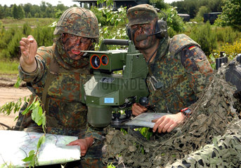 Truppenuebung der Bundeswehr  Soldaten einer Panzerartilleriebataillons