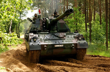 Truppenuebung der Bundeswehr  Panzerhaubitze 2000