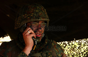 Truppenuebung der Bundeswehr  Soldat am Feldtelefon