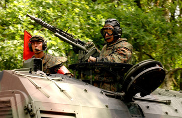 Truppenuebung der Bundeswehr  Panzerhaubitze 2000  MG-Schuetze