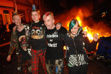 Berlin  Punks am 1. Mai in Kreuzberg