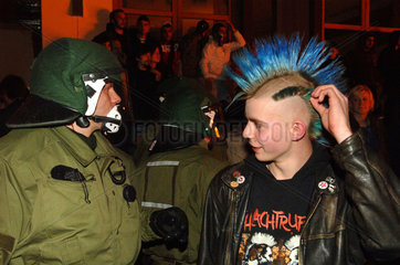 Berlin  Punk und Polizist am 1. Mai in Kreuzberg