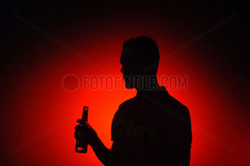 Berlin  Junger Mann mit einem Bier