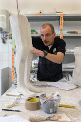 Berlin  Deutschland  Orthopaedietechniker fertigt eine Gipsform an