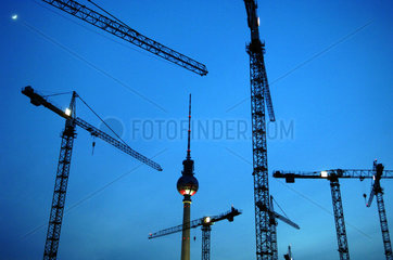 Berlin  Baukraene und Fernsehturm
