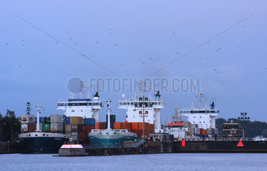 Containerschiffe in der Schleuse Kiel-Holtenau
