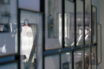 Berlin  Spiegelung von Bildern John F. Kennedys