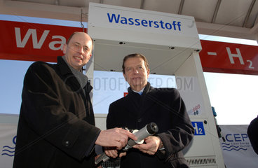 Berlin  Bundesverkehrsminister Tiefensee und sein franzoesischer Amtskollege Perben eroeffnen Wasserstoff-Tankstelle
