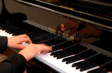 Pianistin am Fluegel