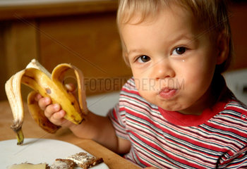 Berlin  Kleinkind isst eine Banane