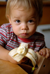 Berlin  Kleinkind isst eine Banane
