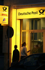 Kunden vor dem Eingang einer Deutsche Post-Filiale