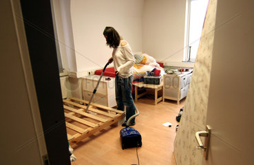 Junge Frau beim Abbauen eines Holzbettes