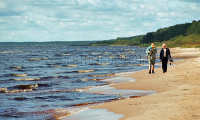 Paar mit Kind am Strand vom Peipsi See  Estland