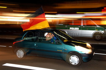 Berlin  WM 2006  Auto mit deutscher Flagge