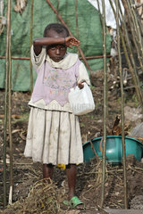 Goma  Demokratische Republik Kongo  Maedchen in einem IDP Camp