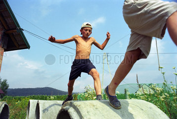 Bauernjunge spielt mit seinem Freund  Polen