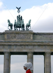 Berlin  Tuerkische Schuelerin vor dem Brandenburger Tor