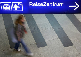 Passanten im Reisezentrum der Deutschen Bahn