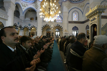 Berlin  Muslime beten in der Sehitlik Moschee