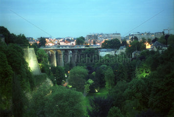 Panorama von Luxemburg Stadt im Abendlicht