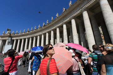 Vatikanstadt  Staat der Vatikanstadt  Touristen auf dem Petersplatz