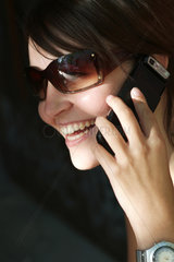 Berlin  Frau telefoniert mit ihrem Mobiltelefon