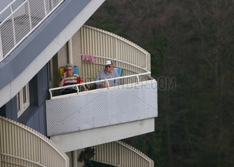 Rentner auf Balkon