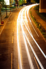 Strassenverkehr bei Nacht