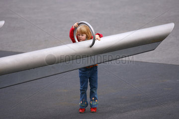 Ein Kind spielt auf einer Riesenwippe