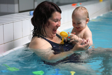 Berlin  Deutschland  Frau mit Kind beim Babyschwimmen
