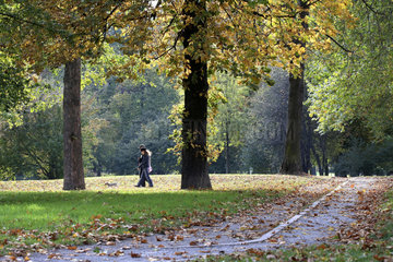 Stuttgart  Paerchen mit Hund im Rosensteinpark