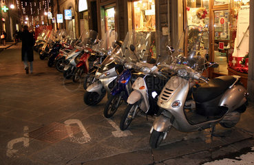 Firenze  Motorroller stehen am Strassenrand
