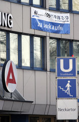 Banner mit dem Schriftzug -zu verkaufen- am Gebauede des Arbeitsamtes Stuttgart
