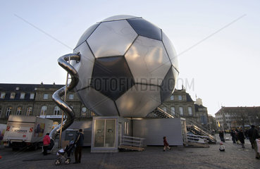 Fussball Globus FIFA 2006 am Schlossplatz in Stuttgart