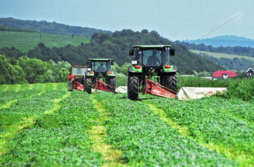 Landwirte in ihren Traktoren bei der Ernte  Slowakei
