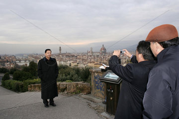 Florenz  Touristen fotografieren sich an einer Aussichtsplattform