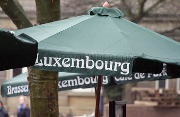 Luxemburg  gruene Sonnenschirme am Place d'Armes