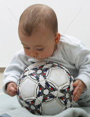 Baby mit Fussball
