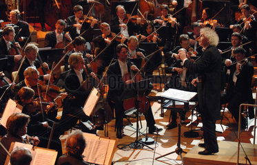 Sir Simon Rattle dirigiert die Berliner Philharmoniker