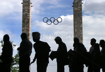 Berlin  Schlange stehen im Olympiastadion