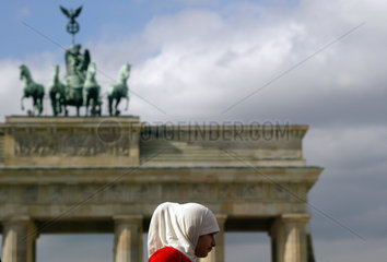 Berlin  Tuerkische Schuelerin vor dem Brandenburger Tor