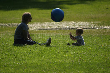 Mutter und Kind spielen Ball