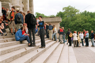 Touristen warten vor dem Reichstag mit Kuppel