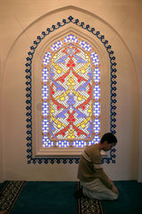 Berlin  Muslim betet in der Sehitlik Moschee