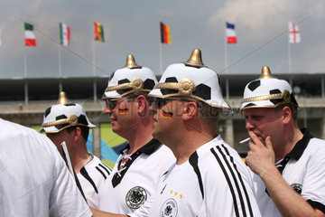 Berlin  Fussballfans mit Fussballpickel vor dem Olympiastadion