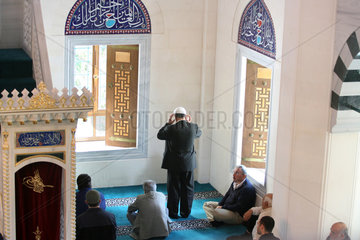 Muslime beten in der Sehitlik Moschee